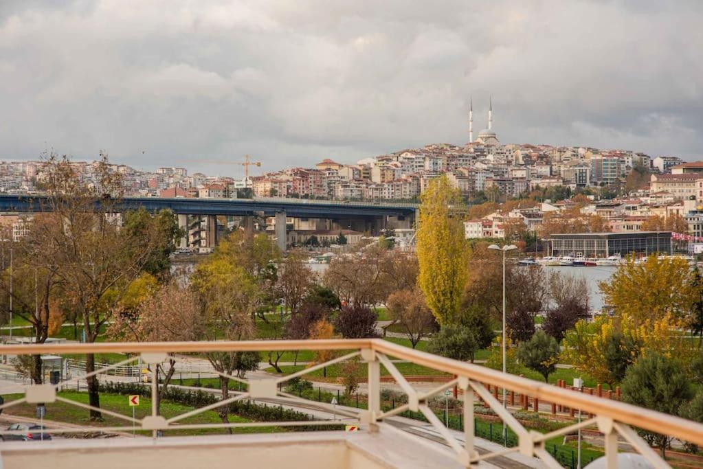 Waterfront Apartment By The Tram - Terrace With Dome & Golden Horn View In Fatih Istanbul Ngoại thất bức ảnh