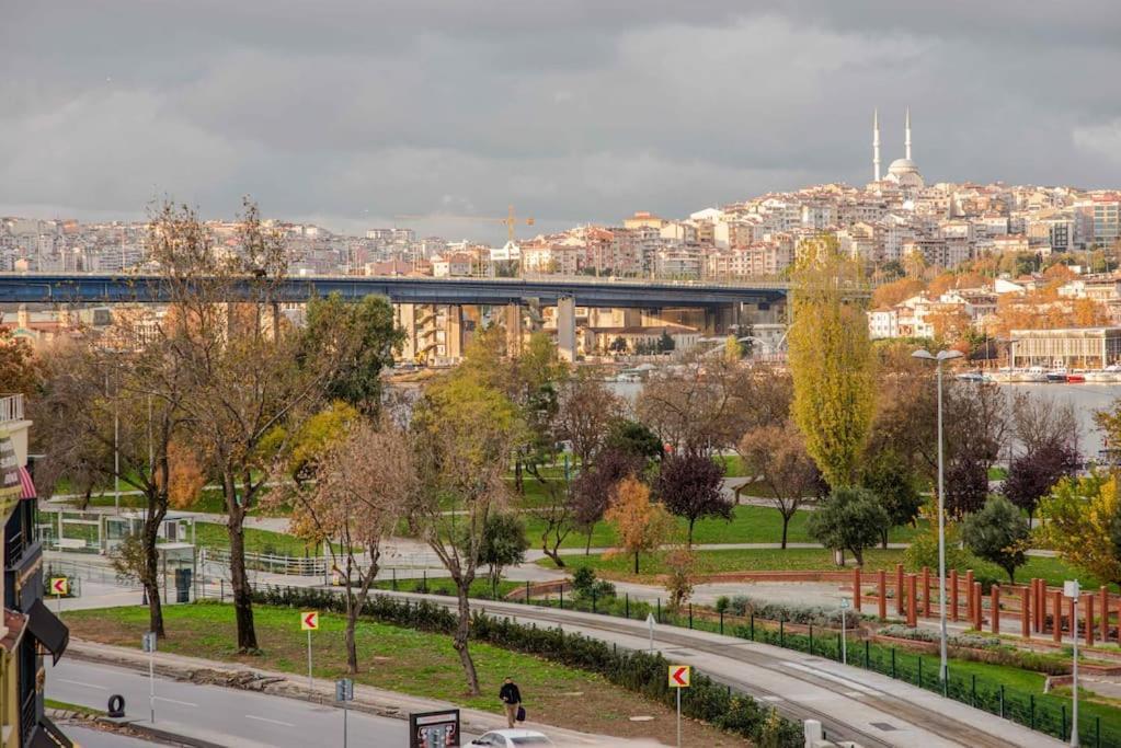 Waterfront Apartment By The Tram - Terrace With Dome & Golden Horn View In Fatih Istanbul Ngoại thất bức ảnh